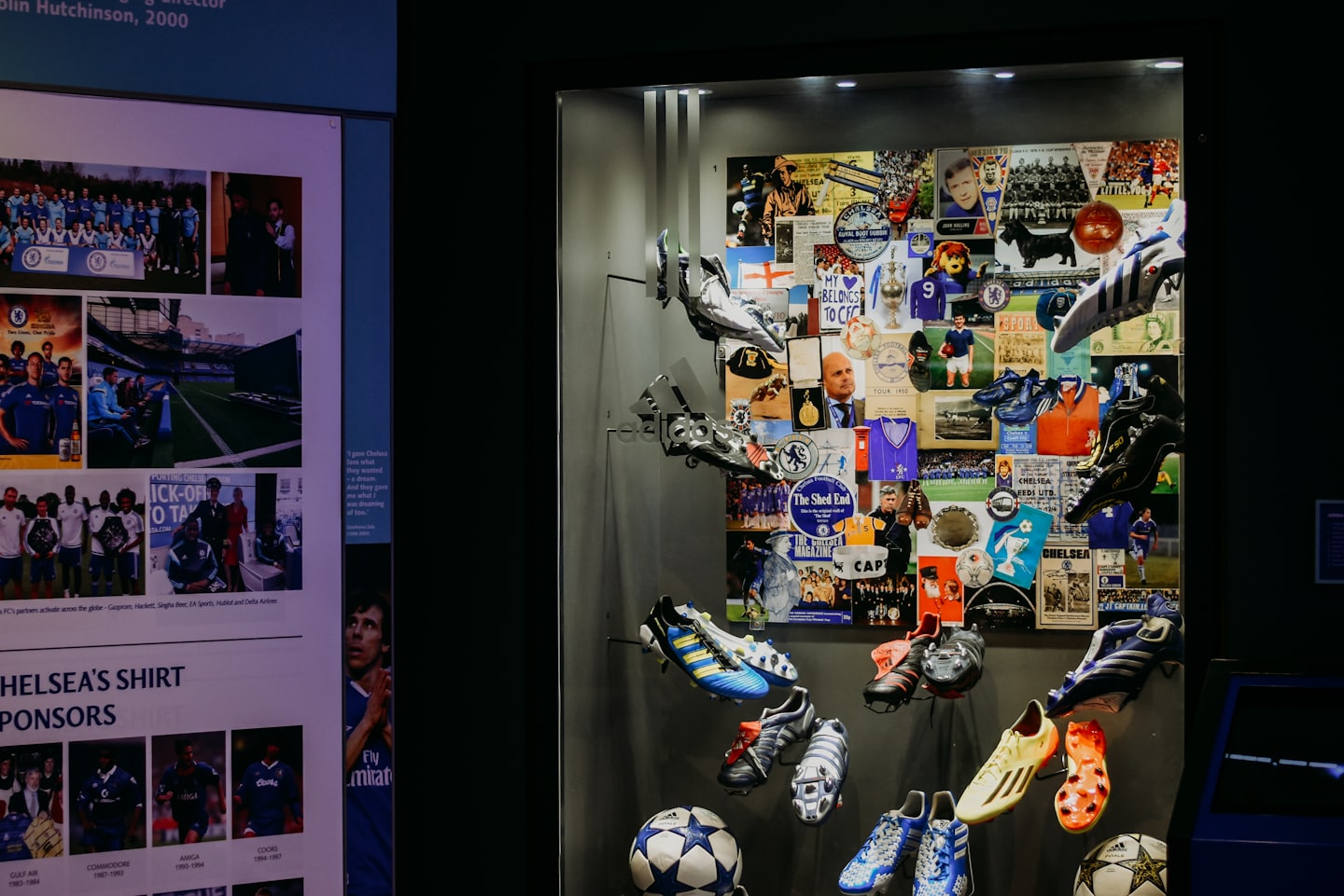 Una mostra in un museo dello sport espone scarponi da calcio vintage e cimeli storici.